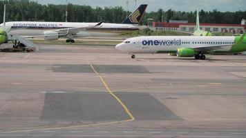 moskau, russische föderation 24. juli 2021 - passagier boeing 737, vq bkw von s7 airlines oneworld livery taxis zum terminal nach der landung am flughafen domodedovo, moskau dme video