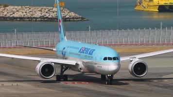 hong kong 07. november 2019 - frontansicht rollen der boeing 787 korean air am flughafen hong kong hkg. tourismus- und reisekonzept. verkehr am modernen flughafen hongkong video