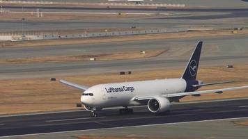 hong kong novembre 10, 2019 - lufthansa boeing 777 carico aereo partenza a partire dal hong kong internazionale aeroporto kg. raccogliere su velocità e prendere spento. traffico a chek giro kok aeroporto video