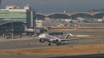 hong kong 10 de noviembre de 2019 - pasajero boeing 787 de etíope despegó en el aeropuerto de hong kong, verifique lap kok hkg. concepto de turismo y aviación video