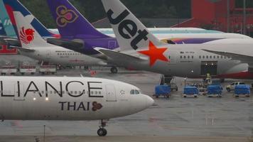 phuket, thaïlande 1er décembre 2016 - thai airways airbus a330, star alliance livery roulage avant le départ à l'aéroport international de phuket, thailand hkt. video