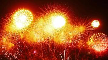 fundo de fogos de artifício de férias colorido abstrato comemore a véspera de ano novo bem-vindo festival de ano novo de exibição de fogos de artifício de felicidade no céu noturno video