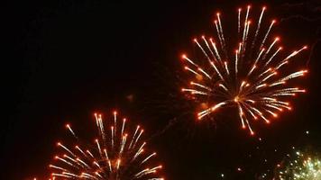 resumen colorido fondo de fuegos artificiales festivos celebrar la víspera de año nuevo bienvenido año nuevo festival de felicidad exhibición de fuegos artificiales en el cielo nocturno video