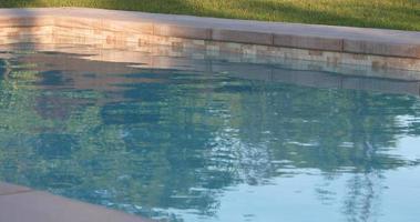 eau de piscine paisible et terrasse au soleil de l'après-midi video