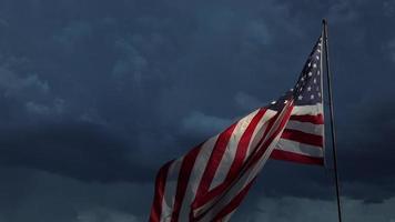 bandera estadounidense en cámara lenta fantasma ondeando en el viento con nubes de lapso de tiempo video