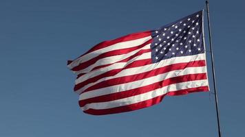 Zeitlupe der amerikanischen Flagge, die im Wind weht video