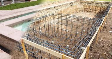 Canteiro de obras de piscina de 4 k desaparecendo diagonalmente até a conclusão. video