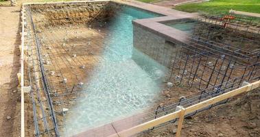 Canteiro de obras de piscina de 4 k desaparecendo até a conclusão. video