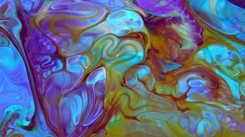 des couleurs liquides colorées se répandent sur l'eau video