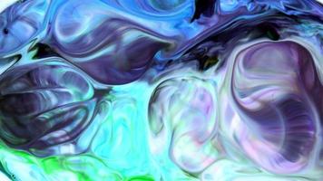 des couleurs liquides colorées se répandent sur l'eau video