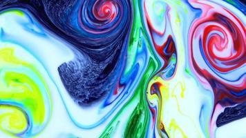 des couleurs liquides colorées se répandent sur l'eau video