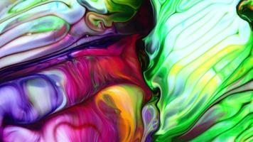 liquido colorato colori si diffonde su acqua video