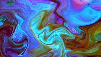 des couleurs liquides colorées se répandent sur l'eau video