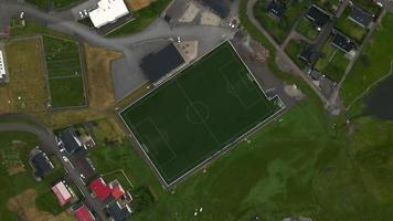 campo de fútbol en el pueblo de eidi en eysturoy en las islas feroe por drone video