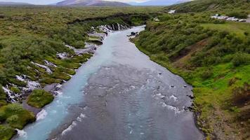 Hraunfossar vattenfall i island förbi Drönare i 4k video