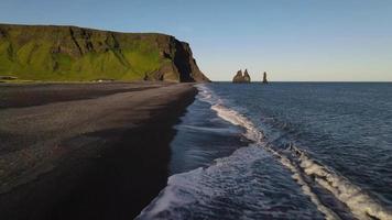 reynisfjara strand in IJsland door dar in 4k - 4 video