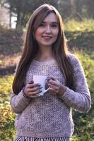 niña sosteniendo una taza de café foto