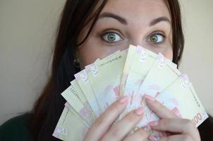 retrato de niña caucásica morena con gran cantidad de dinero ucraniano foto