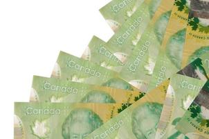 Los billetes de 20 dólares canadienses se encuentran en un orden diferente aislado en blanco. concepto de banca local o hacer dinero foto