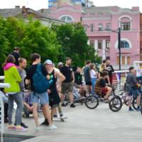 imagen desenfocada de mucha gente con bicicletas bmx. encuentro de aficionados a los deportes extremos foto