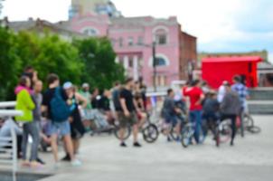 imagen desenfocada de mucha gente con bicicletas bmx. encuentro de aficionados a los deportes extremos foto