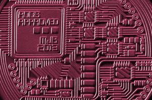 fotografía macro de bitcoin metálico. cierre la textura de metal brillante. negocios abstractos y antecedentes tecnológicos modernos. imagen tonificada en viva magenta, color del año 2023 foto