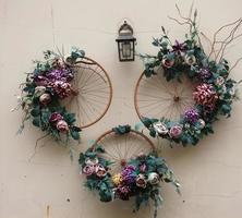 objeto de arte urbano de decoración de ruedas de bicicleta y flores en la pared foto