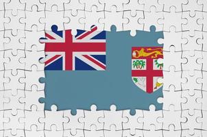 bandera fiyi en marco de piezas de rompecabezas blancas con parte central faltante foto