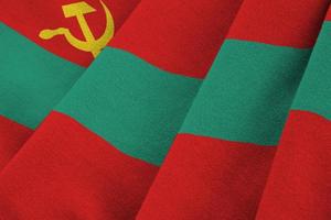 bandera de transnistria con grandes pliegues ondeando de cerca bajo la luz del estudio en el interior. los símbolos y colores oficiales en banner foto