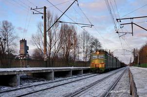 paisaje de invierno por la noche con la estación de tren foto