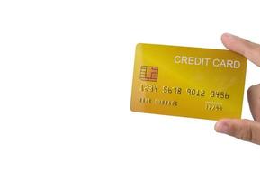 mano que sostiene la tarjeta de crédito aislada en el fondo blanco. concepto de compras. concepto de gasto sin efectivo. foto