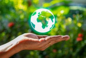 icono de la mano humana y la tierra modelo.que representa ayudar a salvar el medio ambiente.salvar el concepto mundial. foto