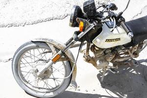 holbox quintana roo mexico 2021 motos ciclomotores y scooters en barro aguanieve isla holbox mexico. foto