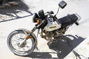 holbox quintana roo mexico 2021 motos ciclomotores y scooters en barro aguanieve isla holbox mexico. foto