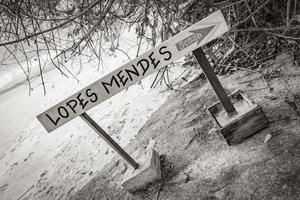 Señal de dirección de ruta de senderismo a lopes mendes en ilha grande. foto