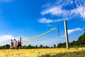 leherheide bremerhaven alemania 2010 adolescentes juegan voleibol afuera con red y cancha de voleibol alemania. foto