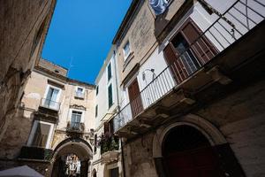 calle de la ciudad vieja de bari, puglia, sur de italia. foto