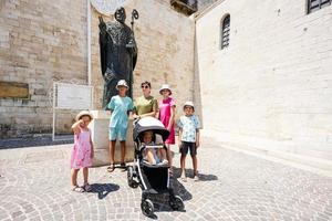 familia de turistas contra el monumento de san nicolás en bari, puglia, sur de italia. foto