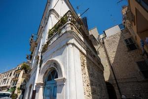 calle de la ciudad vieja de bari, puglia, sur de italia. foto