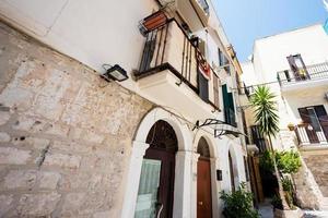 calle de la ciudad vieja de bari, puglia, sur de italia. foto