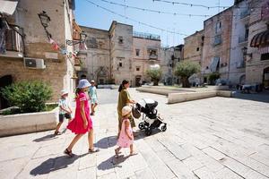 familia de turistas despertando en las calles bari, puglia, sur de italia. foto