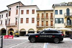 coche de policía carabinieri jeep grand cherokee en la calle de padua, veneto, italia. foto