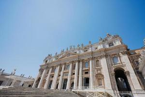 vista de la basílica de san pedro en roma, vaticano, italia foto