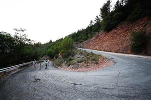 familia caminando en la carretera de montaña spin de nocera umbra, ciudad y comuna en la provincia de perugia, italia. foto