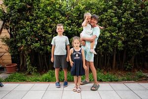 cuatro niños felices en la terraza de la casa. hermanos y hermanas. foto