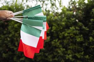 mano con banderas italianas. celebrando el día de la república de italia. foto