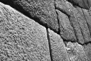muro de piedra compuesto por piedras grandes foto