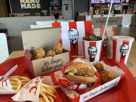 ayutthaya, tailandia - 06 de abril de 2022 - hamburguesa kfc y pollo frito en el restaurante de comida rápida pollo frito kentucky kfc es una gran cadena de restaurantes. en big c, sucursal de wangnoi en tailandia - asia. foto