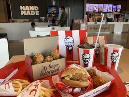 ayutthaya, tailandia - 06 de abril de 2022 - hamburguesa kfc y pollo frito en el restaurante de comida rápida pollo frito kentucky kfc es una gran cadena de restaurantes. en big c, sucursal de wangnoi en tailandia - asia. foto