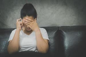mujer triste, rompió con su novio, desempleada, decepcionada